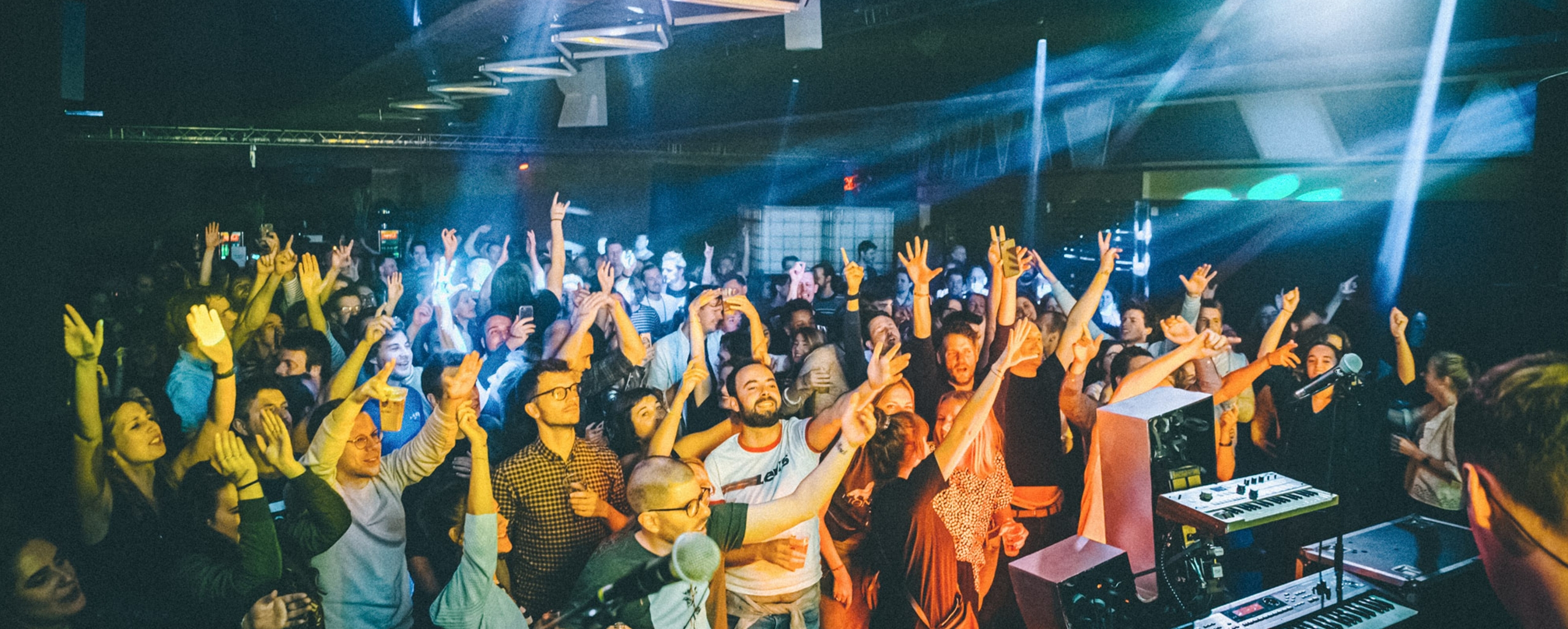 "Energiek publiek geniet van een London Calling fuif in Antwerpen, met indie rock muziek en DJ-sets van Olly Ameen en Emiel De Mey
