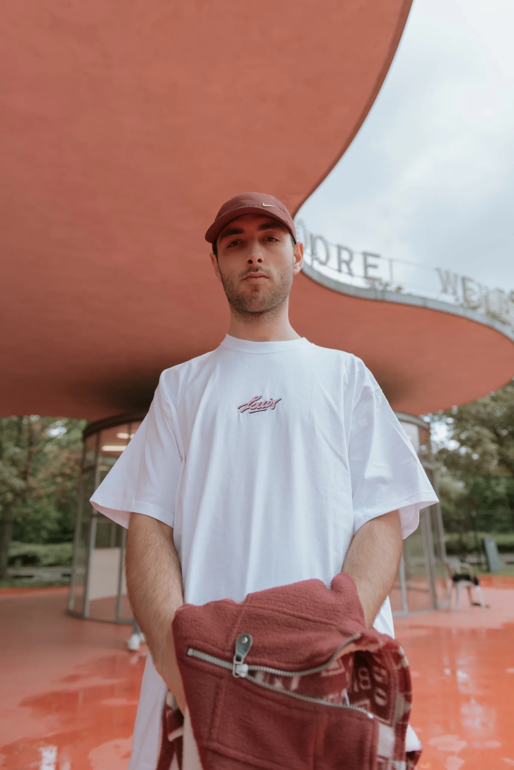 Luie Louis op het podium tijdens een energiek live-optreden, waarbij hij zijn unieke mix van hiphop en R&B ten gehore brengt